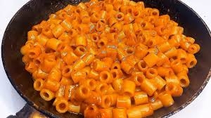 مكرونة سادة حمراء